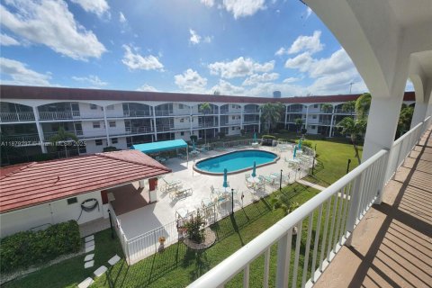 Copropriété à vendre à Hallandale Beach, Floride: 2 chambres, 92.9 m2 № 1947114 - photo 1