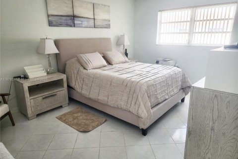 Copropriété à vendre à Hallandale Beach, Floride: 2 chambres, 92.9 m2 № 1947114 - photo 8