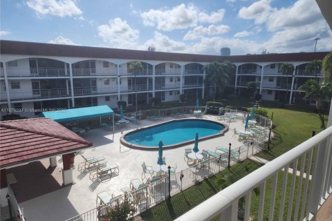 Copropriété à vendre à Hallandale Beach, Floride: 2 chambres, 92.9 m2 № 1947114 - photo 12