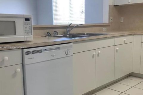 Снять в аренду кондоминиум в Майами, Флорида 2 спальни, 96.9м2, № 1958567 - фото 2