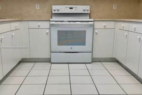 Снять в аренду кондоминиум в Майами, Флорида 2 спальни, 96.9м2, № 1958567 - фото 1