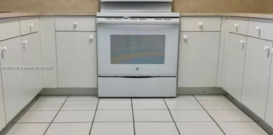 Кондоминиум с 2 спальнями в Майами, Флорида № 1958567