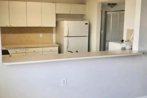 Снять в аренду кондоминиум в Майами, Флорида 2 спальни, 96.9м2, № 1958567 - фото 3