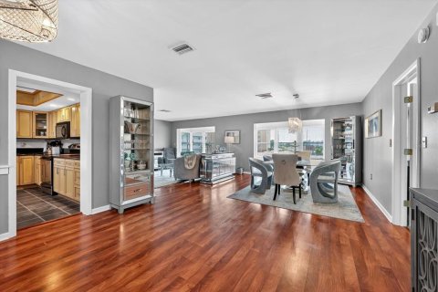 Condo in Saint Petersburg, Florida, 2 bedrooms  № 1900112 - photo 6