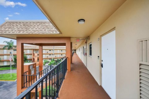 Condo in Saint Petersburg, Florida, 2 bedrooms  № 1900112 - photo 23