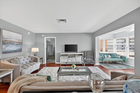 Condo in Saint Petersburg, Florida, 2 bedrooms  № 1900112 - photo 11