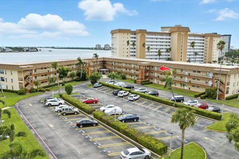 Condo in Saint Petersburg, Florida, 2 bedrooms  № 1900112 - photo 2