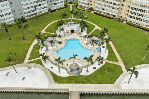 Condo in Saint Petersburg, Florida, 2 bedrooms  № 1900112 - photo 30