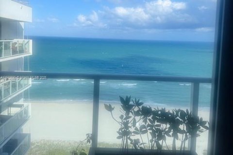 Condo in Miami Beach, Florida, 1 bedroom  № 1971335 - photo 1