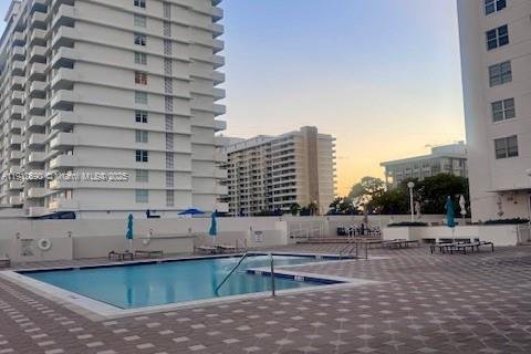 Condo in Miami Beach, Florida, 1 bedroom  № 1971335 - photo 15