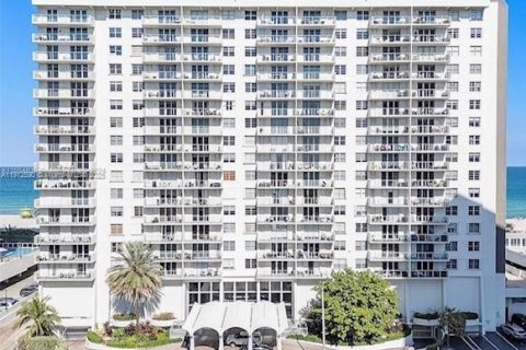Condo in Miami Beach, Florida, 1 bedroom  № 1971335 - photo 20