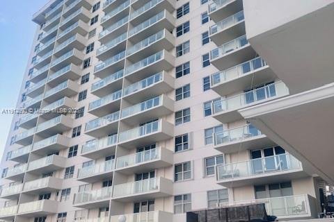 Condo in Miami Beach, Florida, 1 bedroom  № 1971335 - photo 12