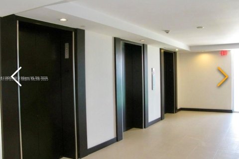 Condo in Miami Beach, Florida, 1 bedroom  № 1971335 - photo 25