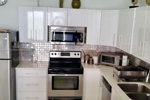 Condo in Miami Beach, Florida, 1 bedroom  № 1971335 - photo 2
