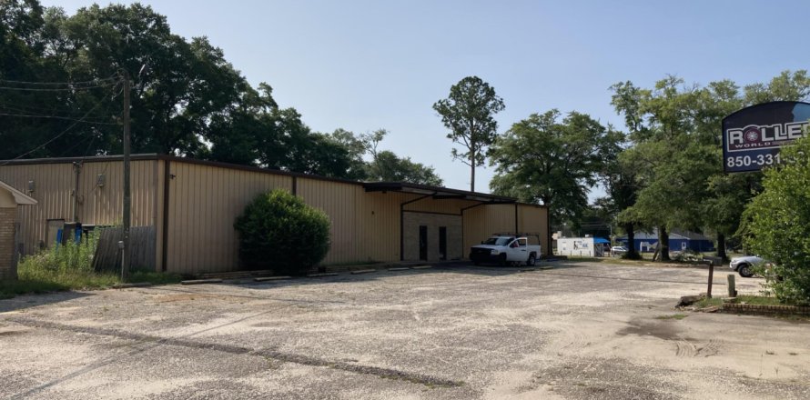 Commercial property in Crestview, Florida № 590196