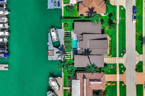 House in Marco Island, Florida 3 bedrooms, 266.26 sq.m. № 2302552