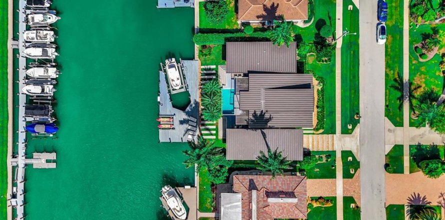 House in Marco Island, Florida 3 bedrooms, 266.26 sq.m. № 2302552