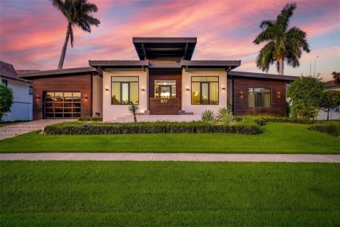 House in Marco Island, Florida 3 bedrooms, 266.26 sq.m. № 2302552 - photo 2