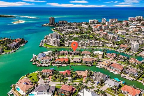 House in Marco Island, Florida 3 bedrooms, 266.26 sq.m. № 2302552 - photo 3