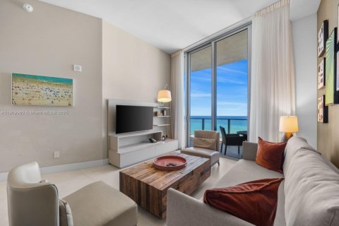 Condo in Hollywood, Florida, 1 bedroom  № 1967450 - photo 2