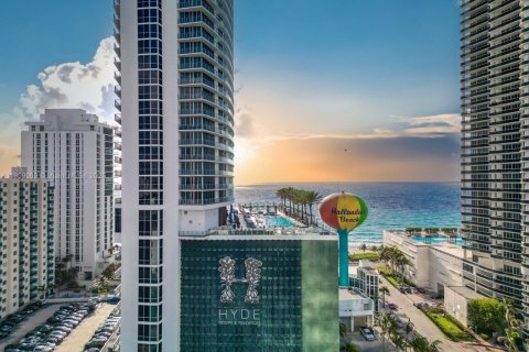 Condo in Hollywood, Florida, 1 bedroom  № 1967450 - photo 16