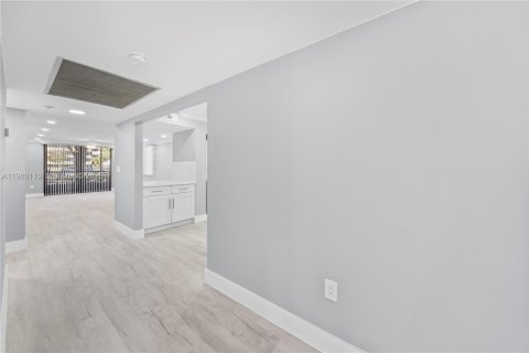 Кондоминиум с 2 спальнями в Пемброк-Пайнс, Флорида № 2046386