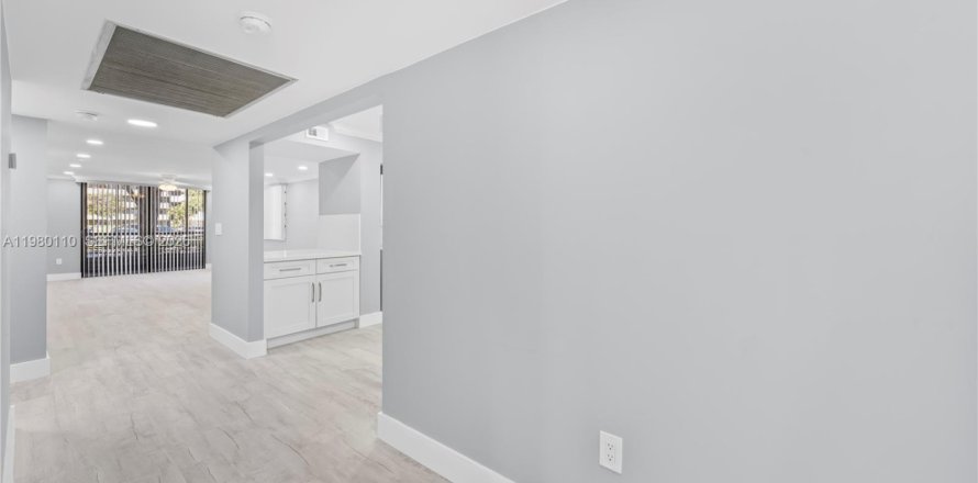 Кондоминиум с 2 спальнями в Пемброк-Пайнс, Флорида № 2046386