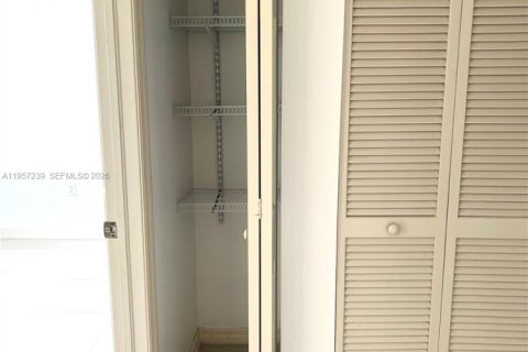 Apartamento en alquiler en Miami, Florida, 1 dormitorio, 68.56 m2 № 2011240 - foto 18