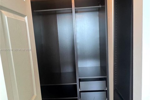 Apartamento en alquiler en Miami, Florida, 1 dormitorio, 68.56 m2 № 2011240 - foto 13