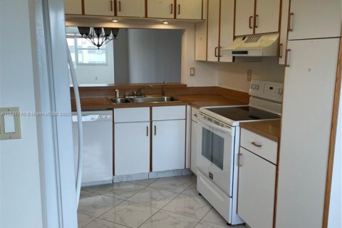 Condo in Tamarac, Florida, 2 bedrooms  № 1960653 - photo 4