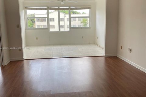 Condo in Tamarac, Florida, 2 bedrooms  № 1960653 - photo 6