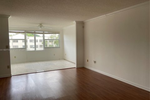 Condo in Tamarac, Florida, 2 bedrooms  № 1960653 - photo 7