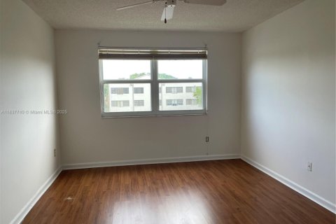 Condo in Tamarac, Florida, 2 bedrooms  № 1960653 - photo 8