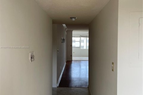 Condo in Tamarac, Florida, 2 bedrooms  № 1960653 - photo 2