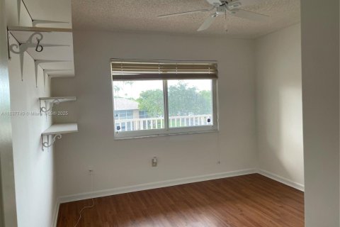 Condo in Tamarac, Florida, 2 bedrooms  № 1960653 - photo 10