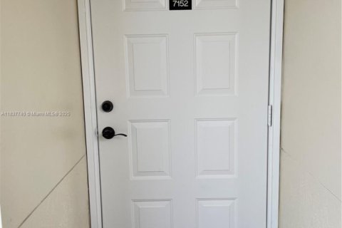 Condo in Tamarac, Florida, 2 bedrooms  № 1960653 - photo 1