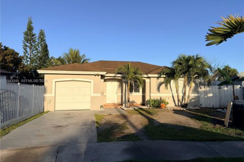 House in Homestead, Florida 3 bedrooms, 108.79 sq.m. № 2000791