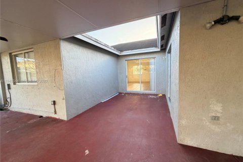 House in Homestead, Florida 3 bedrooms, 108.79 sq.m. № 2000791 - photo 7