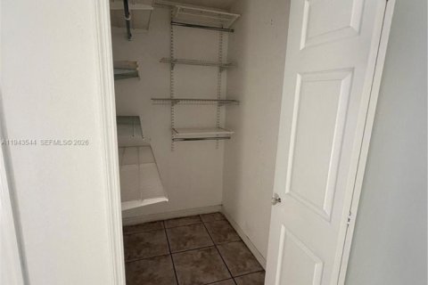 House in Homestead, Florida 3 bedrooms, 108.79 sq.m. № 2000791 - photo 21