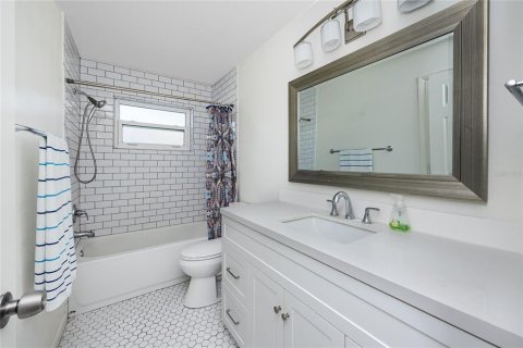 House in Palm Harbor, Florida 3 bedrooms, 128.39 sq.m. № 1817443 - photo 17