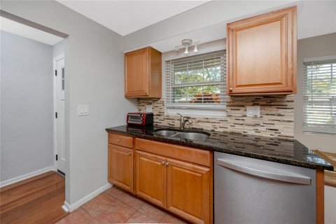 House in Palm Harbor, Florida 3 bedrooms, 128.39 sq.m. № 1817443 - photo 4