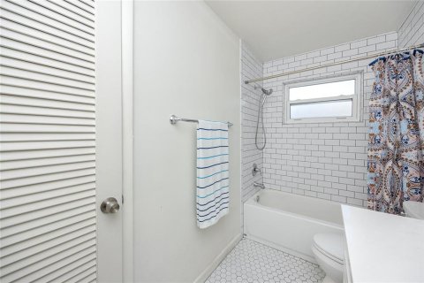 House in Palm Harbor, Florida 3 bedrooms, 128.39 sq.m. № 1817443 - photo 18