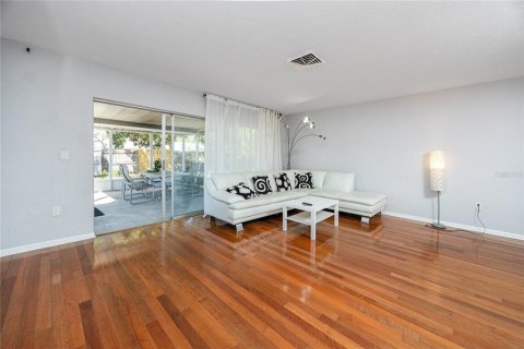 House in Palm Harbor, Florida 3 bedrooms, 128.39 sq.m. № 1817443 - photo 9