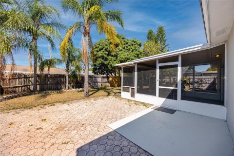 House in Palm Harbor, Florida 3 bedrooms, 128.39 sq.m. № 1817443 - photo 24