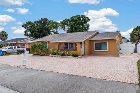 Villa ou maison à vendre à Tampa, Floride: 4 chambres, 189.52 m2 № 2220514 - photo 2