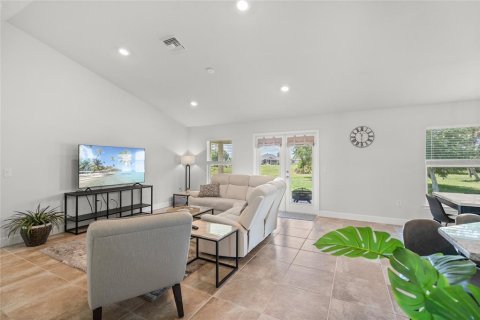 House in Rotonda, Florida 4 bedrooms, 163.69 sq.m. № 2207788 - photo 15