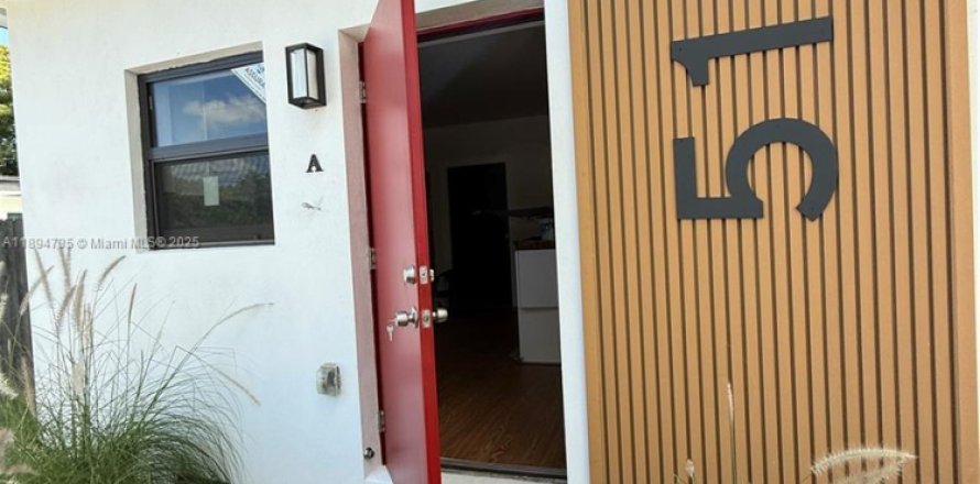 Квартира в Халландейл-Бич, Флорида 2 спальни, 423.26м2 № 1947188