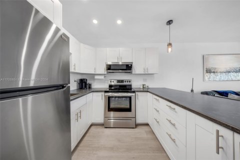 Condo in Miami, Florida, 1 bedroom  № 1696149 - photo 6