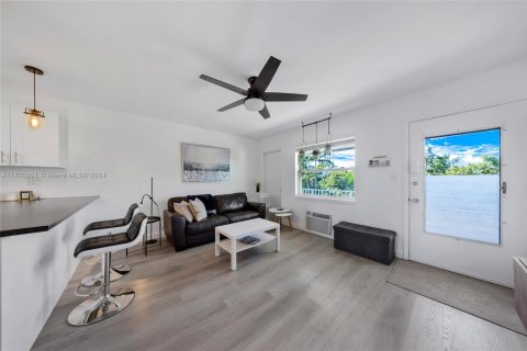 Condo in Miami, Florida, 1 bedroom  № 1696149 - photo 3