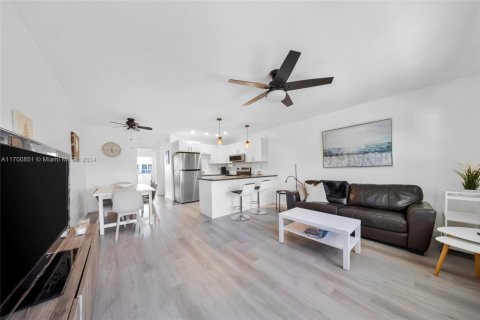 Condo in Miami, Florida, 1 bedroom  № 1696149 - photo 1